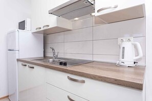 Kühlschrank, Mikrowelle, Herdplatte, Wasserkocher mit Kaffee-/Teezubehör