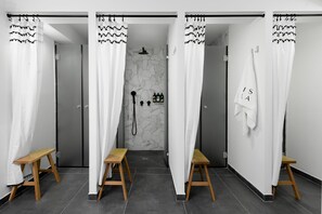 Gemeinsamer Premium-Schlafsaal, Nichtraucher (6 Beds Female Only) | Dusche im Bad