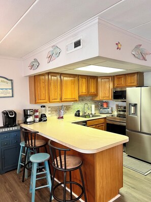 Fridge, microwave, oven, stovetop - OCEAN  BLOCK CONDO NEAR SEACRETS and more (Ocean City)