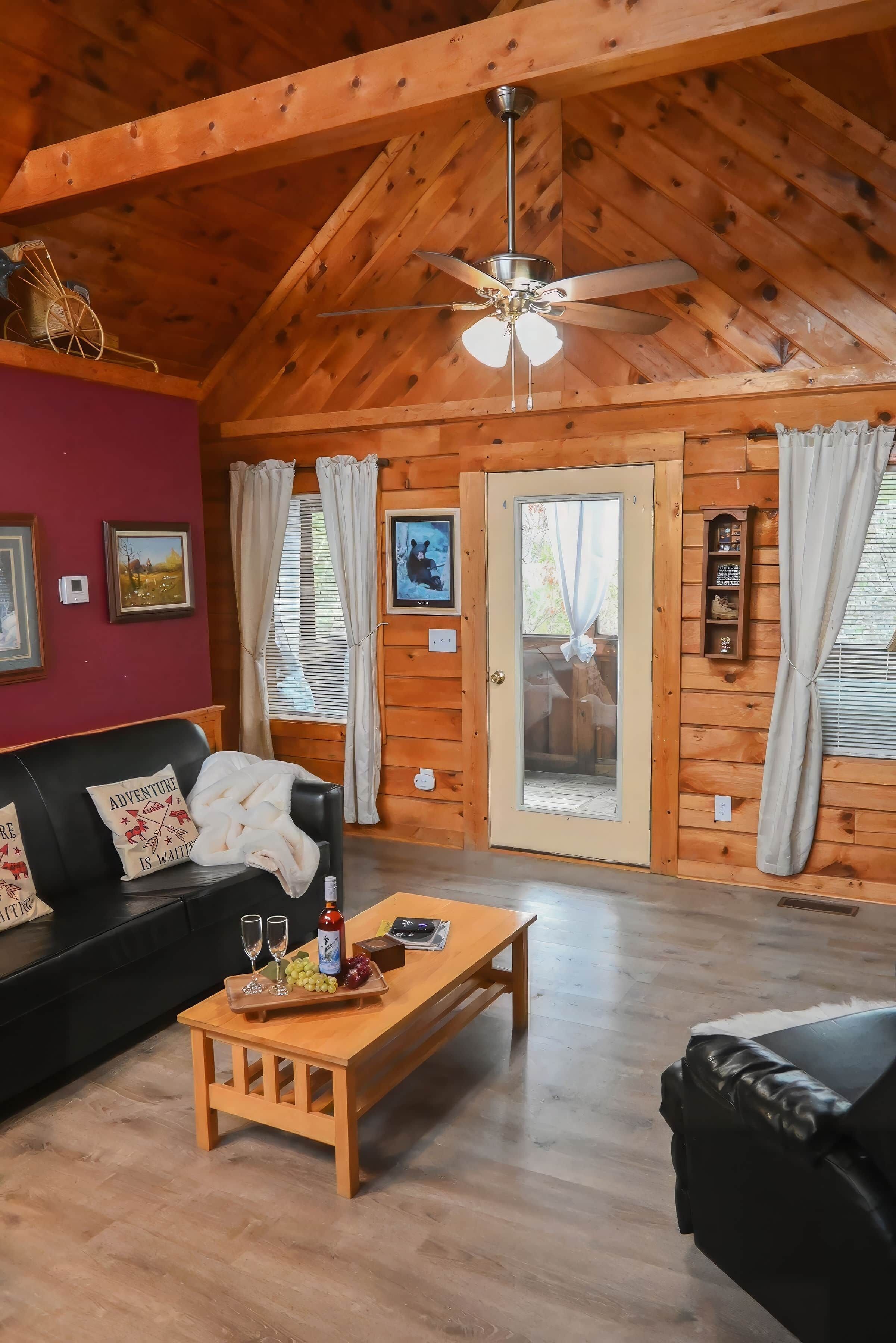 Een televisie en een open haard