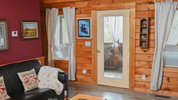 Een televisie en een open haard