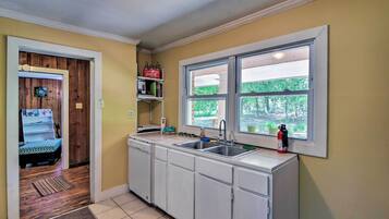 Coffee/tea maker, fridge, microwave, stovetop