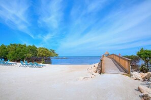 Beach nearby, sun loungers, beach towels - Top Floor Suite Near Local Dive & Snorkeling Shops (Tavernier)