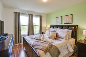 4 bedrooms, desk, iron/ironing board, Internet