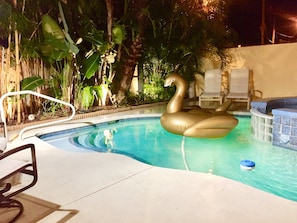 Una piscina al aire libre, una piscina climatizada