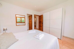 3 bedrooms, in-room safe, iron/ironing board, free WiFi