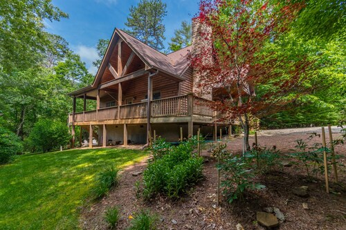 The Mountain Laurel |Gorgeous Year-Round Mountain View, Hot Tub, Fire Pit, Games