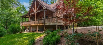 The Mountain Laurel |Gorgeous Year-Round Mountain View, Hot Tub, Fire Pit, Games