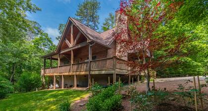 The Mountain Laurel |Gorgeous Year-Round Mountain View, Hot Tub, Fire Pit, Games