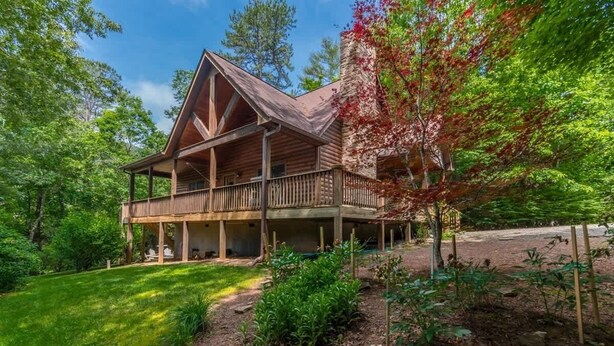 A log cabin with a covered porch and a landscaped garden. - THE MOUNTAIN LAUREL |GORGEOUS MOUNTAIN VIEWS (Hiawassee)