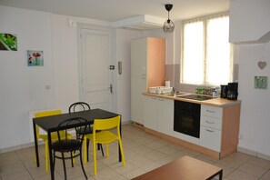 Réfrigérateur, four, plaque de cuisson, cafetière/bouilloire