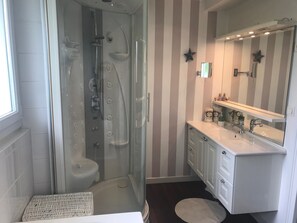 Ensemble douche/baignoire, papier toilette