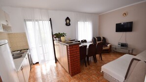 Comfort Apartment, Sea View | Living area | Flat-screen TV - Apartments Ljubica (Igalo)