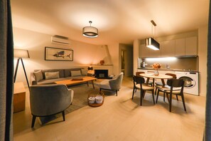 Departamento Premier, 2 habitaciones, vista al valle (Zeytin) | Área de sala de estar | Televisión LED de 40 pulgadas con canales vía satélite y televisión 
