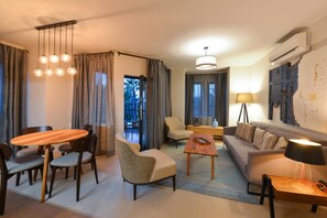 Villa – exclusive, fjellutsikt | Oppholdsområde | En 40-tommers LED-TV med Parabol-TV samt TV