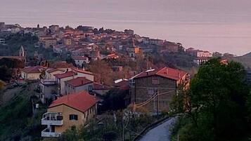 Une ville côtière avec une route sinueuse, des bâtiments et une église.