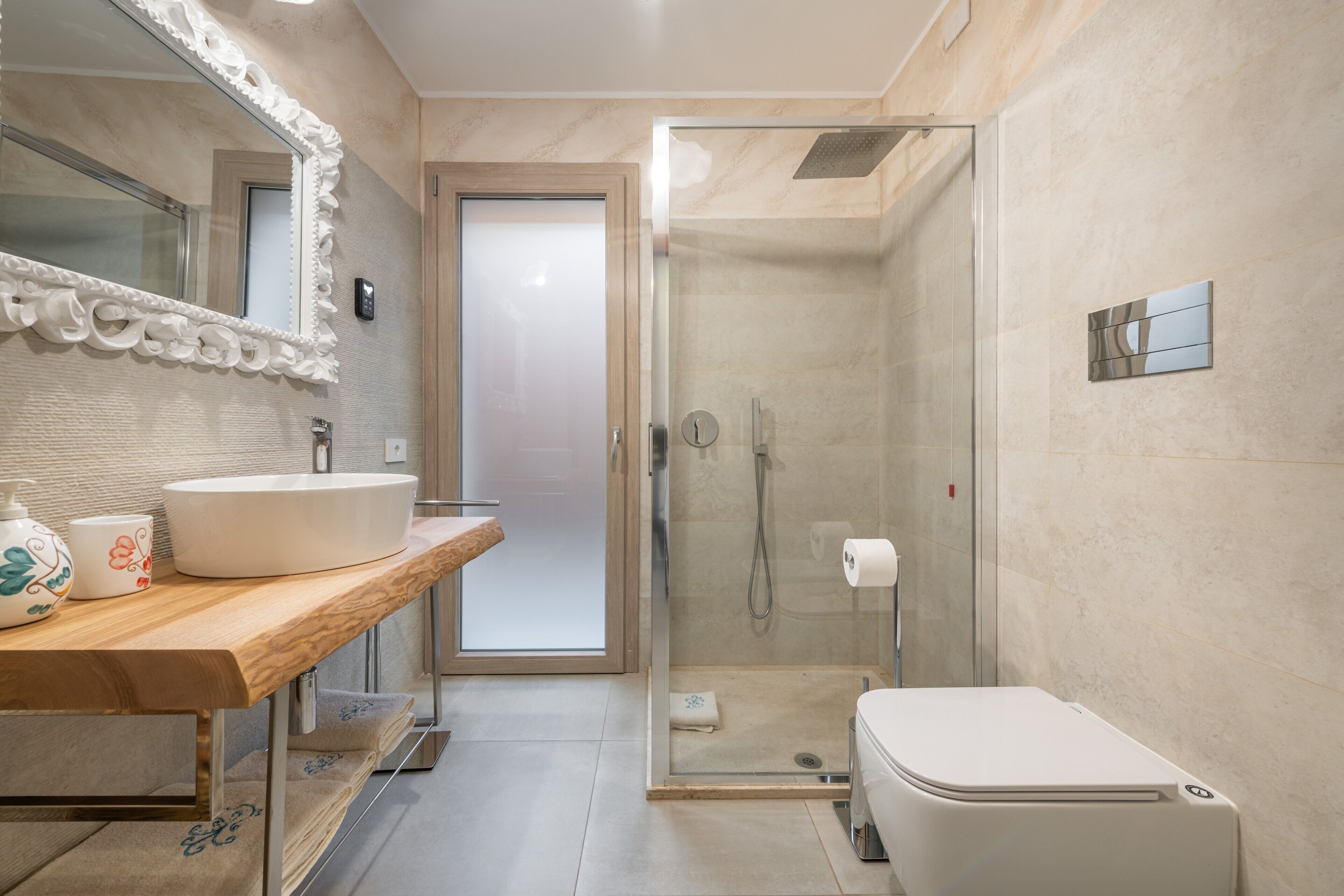 Shower, hair dryer, towels
