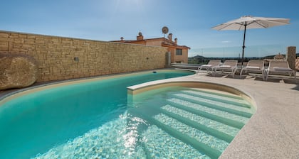 Luxuriöses Ferienhaus mit Pool, Terrasse, WLAN und Klimaanlage; Parkplätze vorhanden, Kleinere Haustiere erlaubt