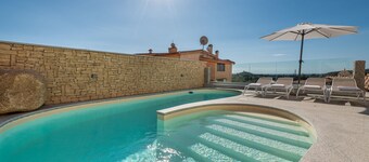 Luxurious Holiday Home with Pool, Terrace, Wi-Fi & Air Conditioning; Parking Available, Smaller Pets Allowed