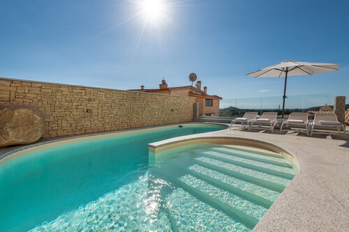 Luxuriöses Ferienhaus mit Pool, Terrasse, WLAN und Klimaanlage; Parkplätze vorhanden, Kleinere Haustiere erlaubt