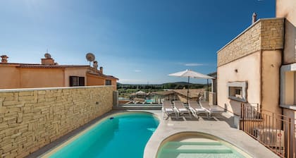 Ylellinen lomamökki, jossa on uima-allas, terassi, Wi-Fi ja ilmastointi. Pysäköinti saatavilla, Pienemmät lemmikkieläimet sallittu