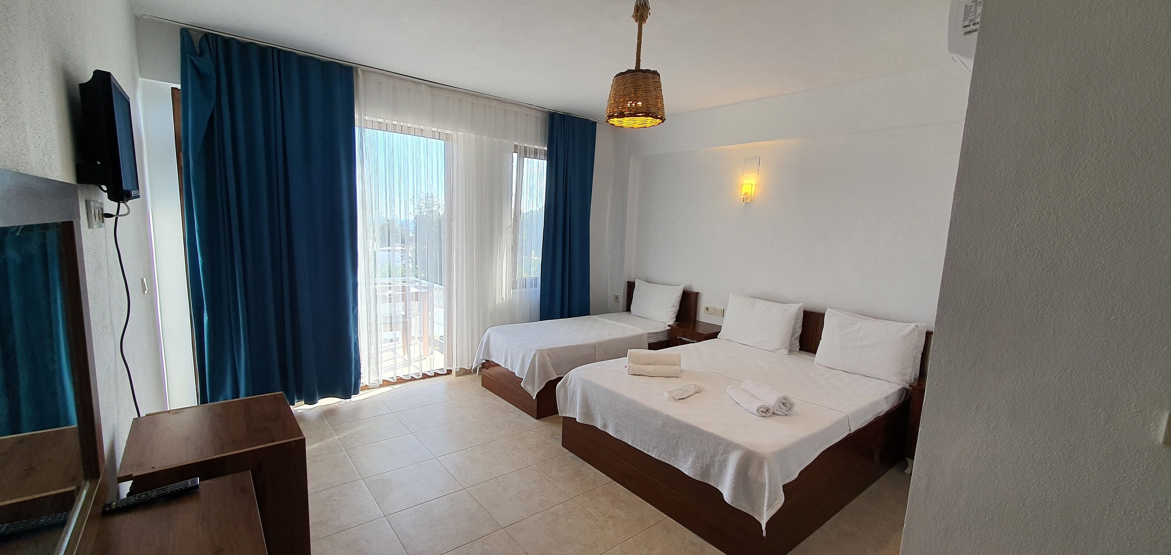 Kamar Triple Standar | Seprai premium, minibar, brankas, dan meja kerja