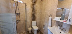 Habitación triple estándar | Baño | Regadera, regadera tipo lluvia, secadora de cabello, bidet 