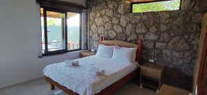 Roupas de cama premium, frigobar, cofres nos quartos, escrivaninha