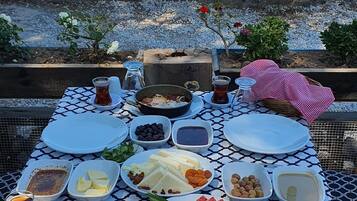 Sudah termasuk sarapan lengkap setiap hari