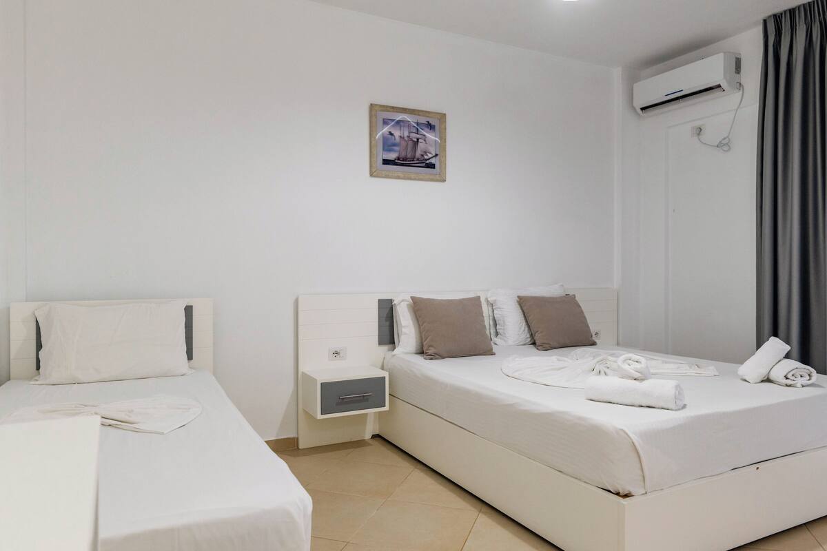 Triple Room, Balcony | Soundproofing, WiFi (free), bed sheets