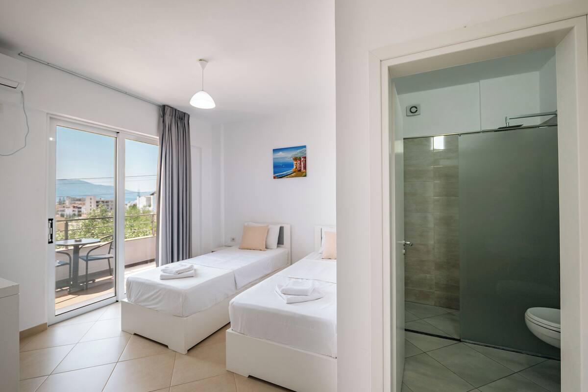 Twin Room, Balcony | Soundproofing, WiFi (free), bed sheets