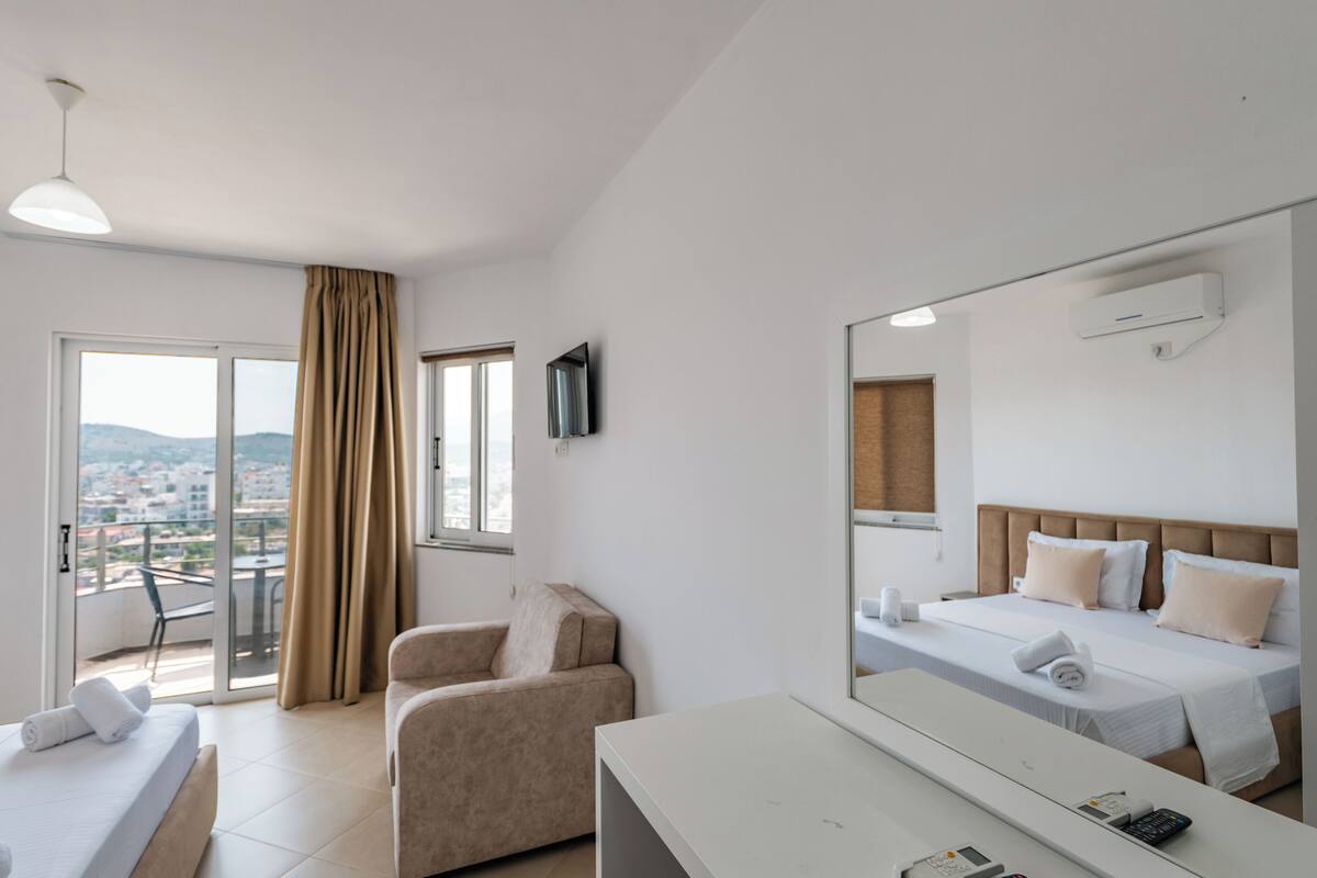 Double Room, Balcony | Soundproofing, WiFi (free), bed sheets