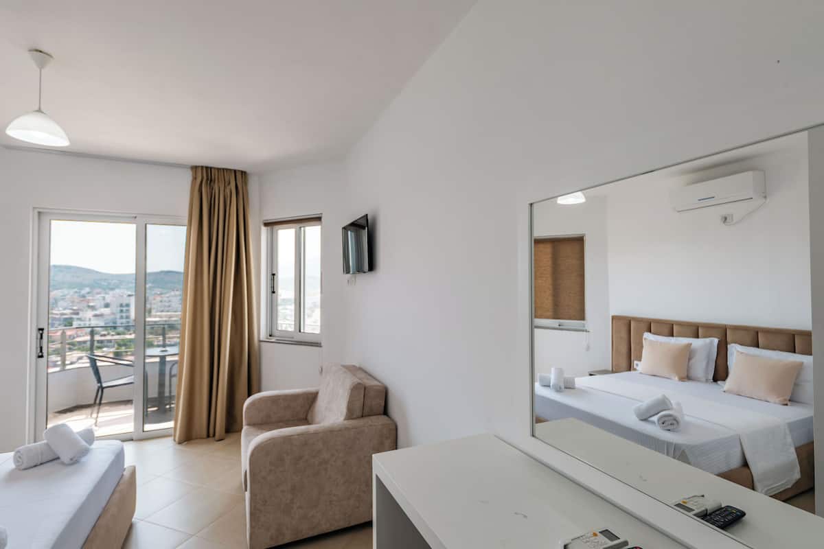 Habitación doble, balcón | Insonorización, wifi gratis y ropa de cama