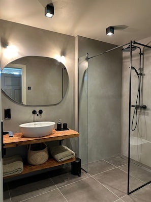 Shower, hair dryer, towels, soap - Newly renovated traditional farmhouse (Ģibuļi)