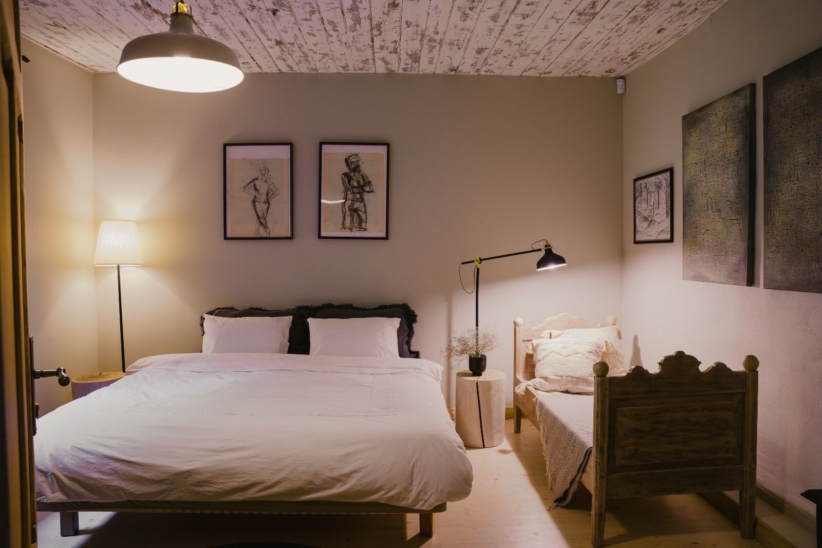 2 soverom, skrivebord, strykejern/-brett og sengetøy