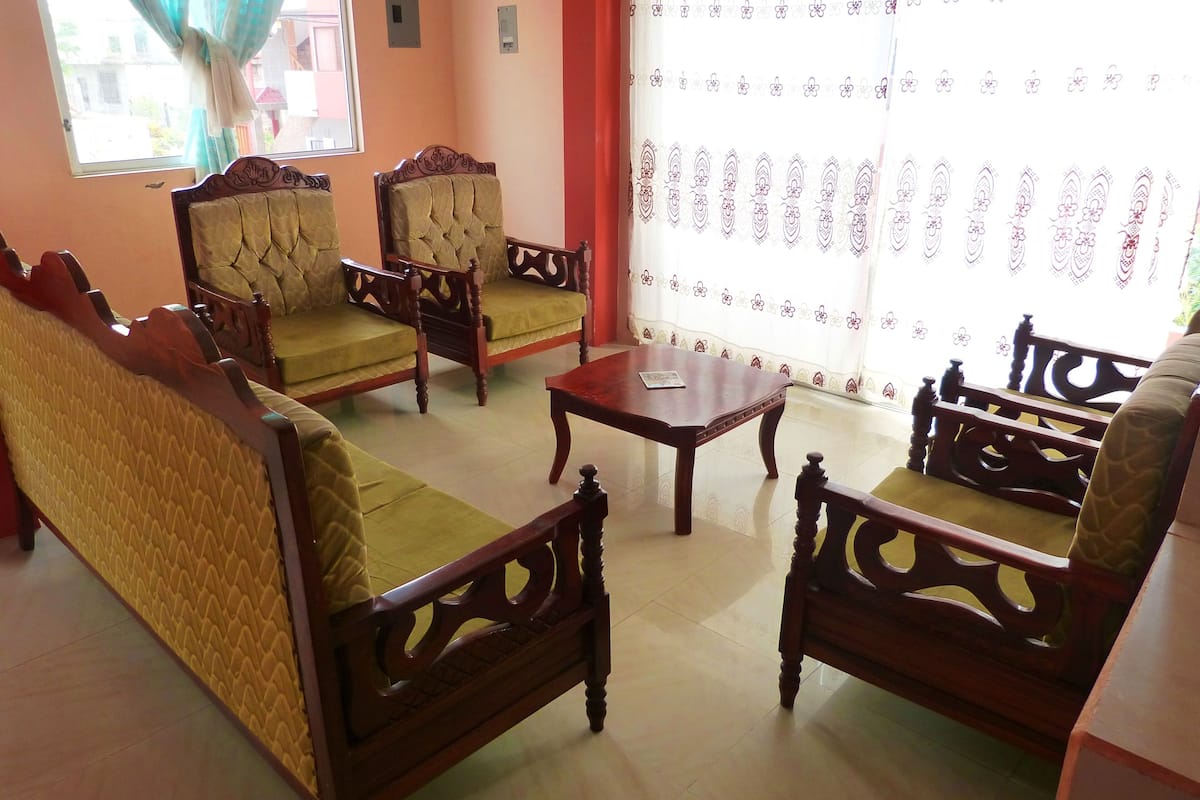 family suite | living room | books