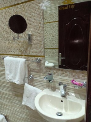 淋浴設備、吹風機、拖鞋、毛巾