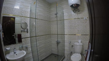 Ducha, secador de pelo, pantuflas, toallas