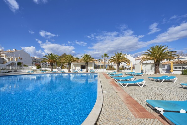 من حمّامات السباحة المغطاة