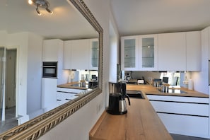 Kühlschrank, Ofen, Geschirrspüler, Wasserkocher mit Kaffee-/Teezubehör