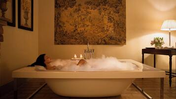 Executive Suite | Premium bedding, memory-foam beds, minibar, in-room safe