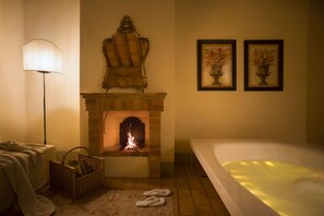 Separate tub and shower, jetted tub, rainfall showerhead - Villa San Sanino - Relais in Tuscany (Torrita di Siena)