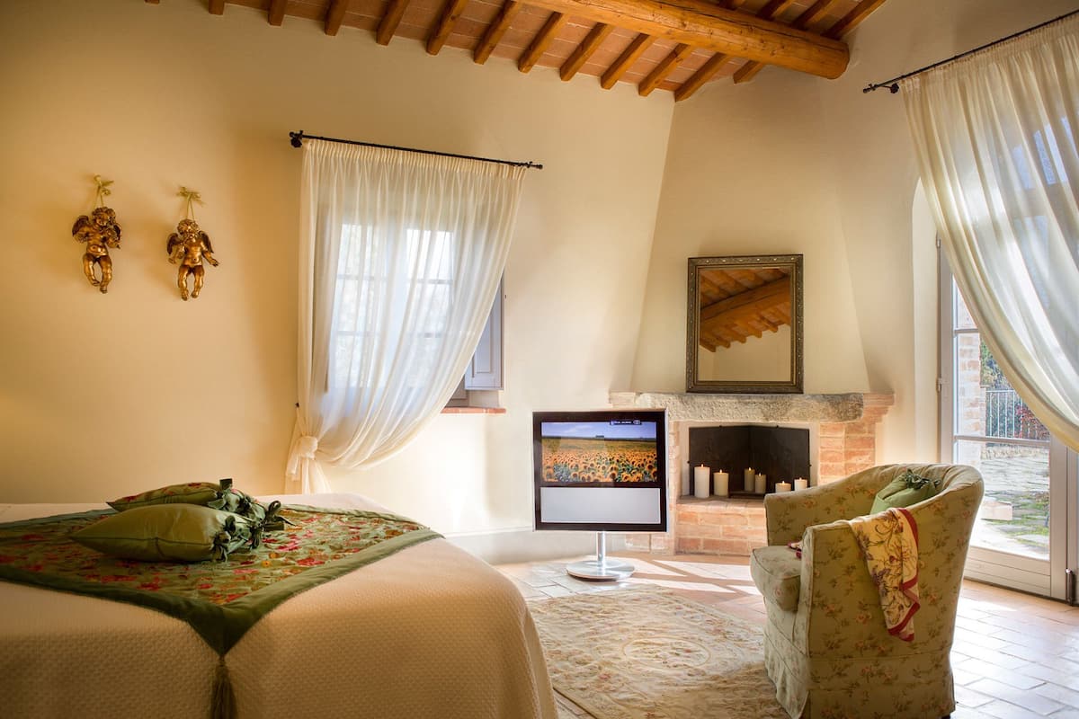Ropa de cama de alta calidad, colchones con efecto memoria y minibar