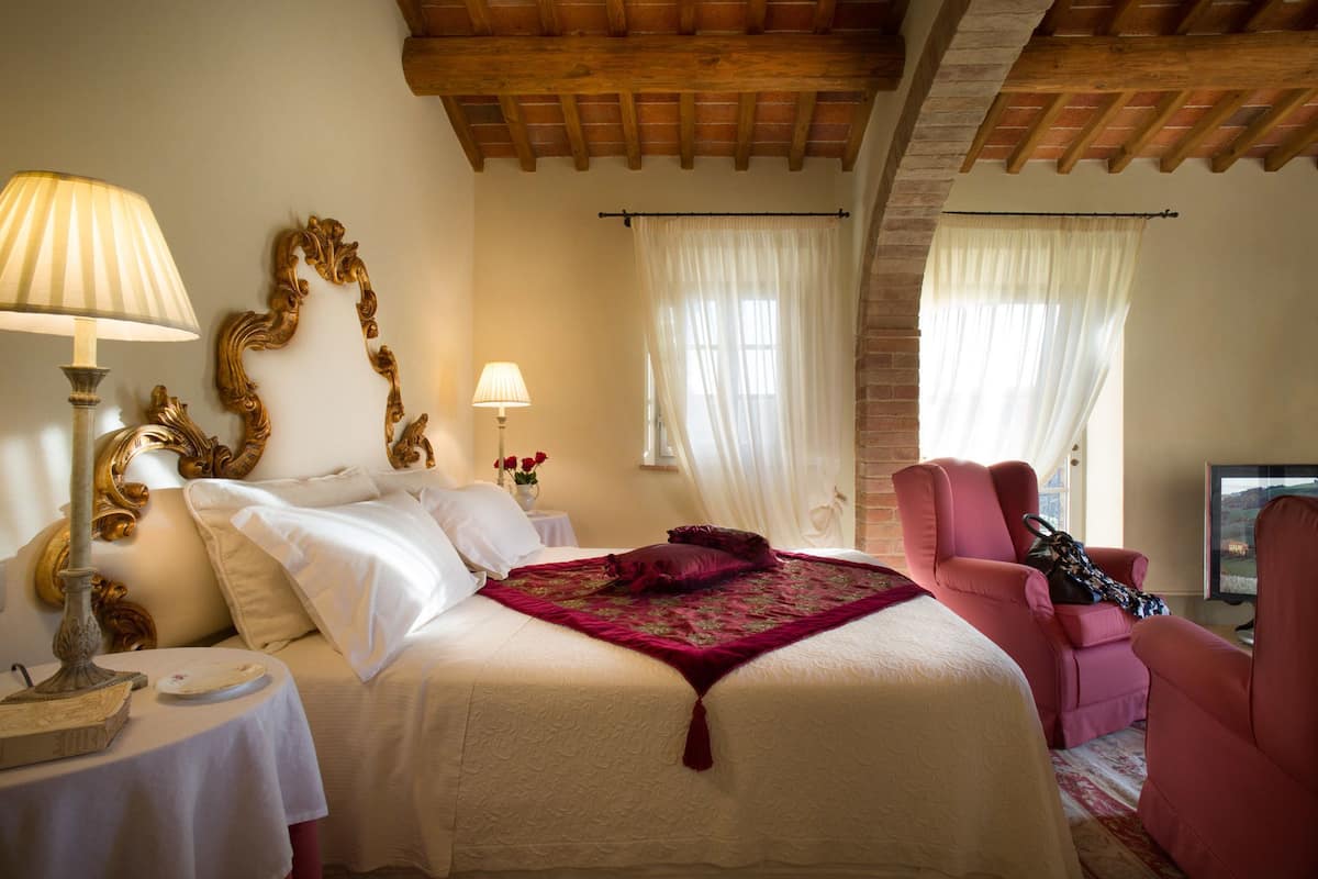 Ropa de cama de alta calidad, colchones con efecto memoria y minibar