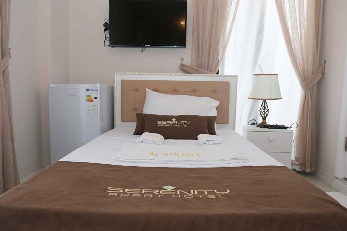 3 bedrooms, desk, laptop workspace, blackout curtains