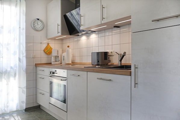 Kühlschrank, Mikrowelle, Ofen, Geschirrspüler