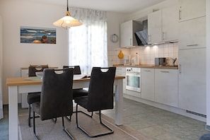 Kühlschrank, Mikrowelle, Ofen, Geschirrspüler