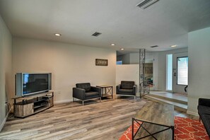 TV, DVD player - Sarasota Home w/ Large Backyard & Water Access (Sarasota)