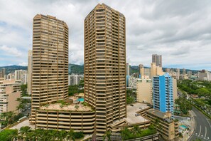 Deux immeubles de grande hauteur, dotés d’une architecture moderne, avec de nombreux balcons et un espace piscine sur le toit.