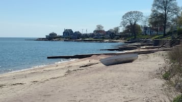 Vlak bij het strand, ligstoelen, strandlakens